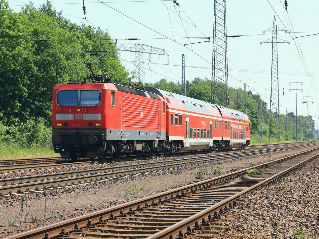 Diedersdorf am 23. Mai 2012, 143 210-3 mit dem RB 22 (RB 28815 nach  Potsdam Griebnitzsee) auf den s�dlichen Berliner Au�enring.