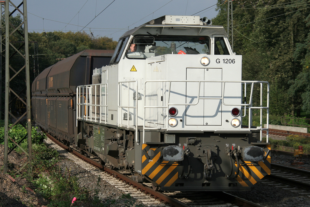 Diee 276 044-5  Tilly  der TXL zieht Koks nach HKm durch Duisburg Neudorf am 23.09.2011