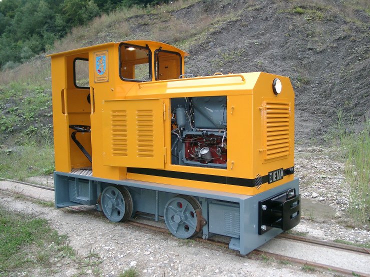 Diema DS30 2054 Bözenegg - Eriwis Bahn Bj.1957 Spurweite 600mm.
Luftgekühlter 3-Zylinder Deutzmotor A3L514 (Hub 140mm, Hubvolumen 3990cm3 45PS-1600U/min).  Mehr zur Geschichte unter  www.bebrail.ch