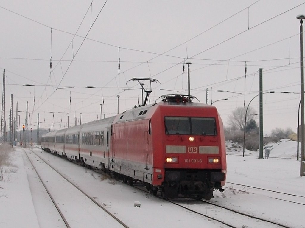 Dienstlteste 101 kam am 22.Dezember 2010 mit dem IC 2184 Hannover-Binz durch Bergen/Rgen gefahren.