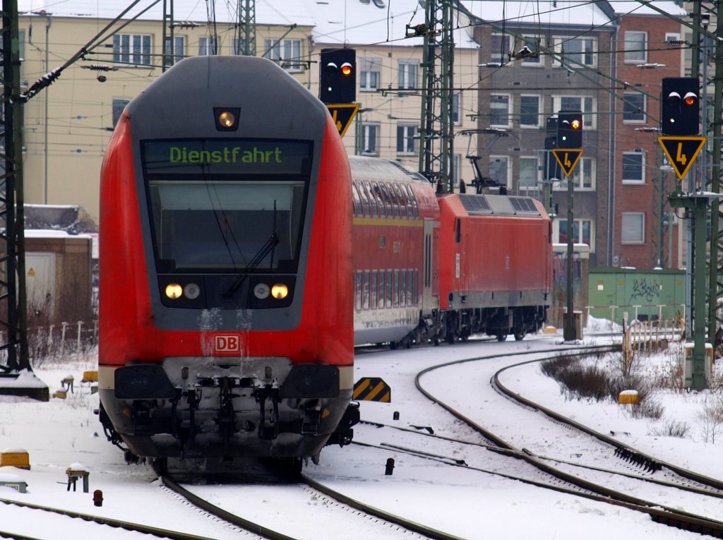 Dienstfahrt am 15.02.2010, 146 003-9 schiebt eine Dostoganitur durch das Gleisvorfeld in den Aachener Hbf. Von dort fhrt der Zug als RE1 nach Hamm.