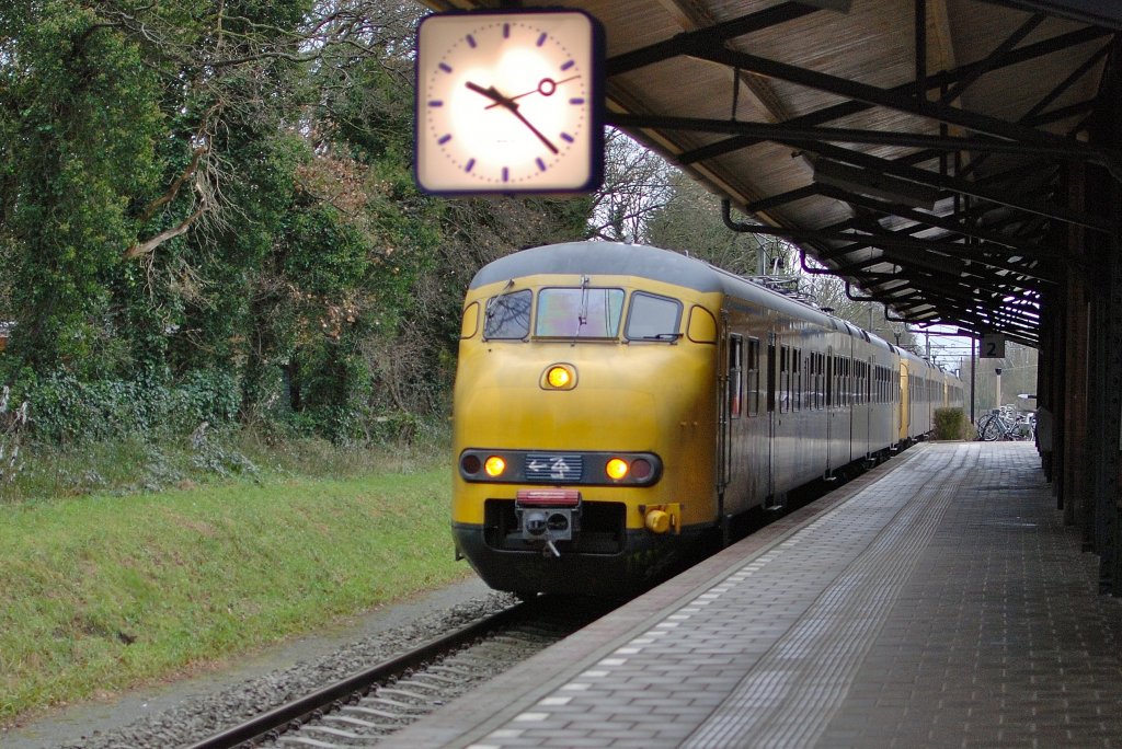 Dies ist besonder, drei mal Plan V mit Regional auf die strecke Amsterdam - Uitgeest, hier bei Einfahrt in Santpoort Zuid am 15.12 2010.