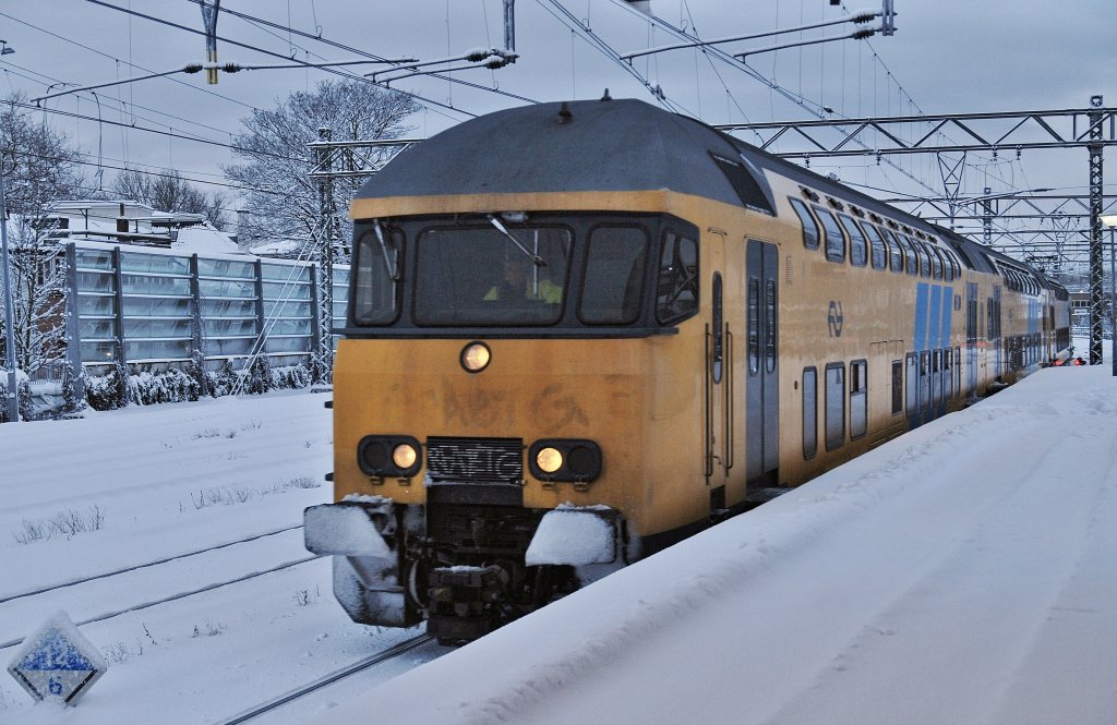 Dies DD AR mit Schnellzug Breda - Amsterdam geht heut wegen denn Schnee nicht weiter als Haarlem am 17.12 2010.