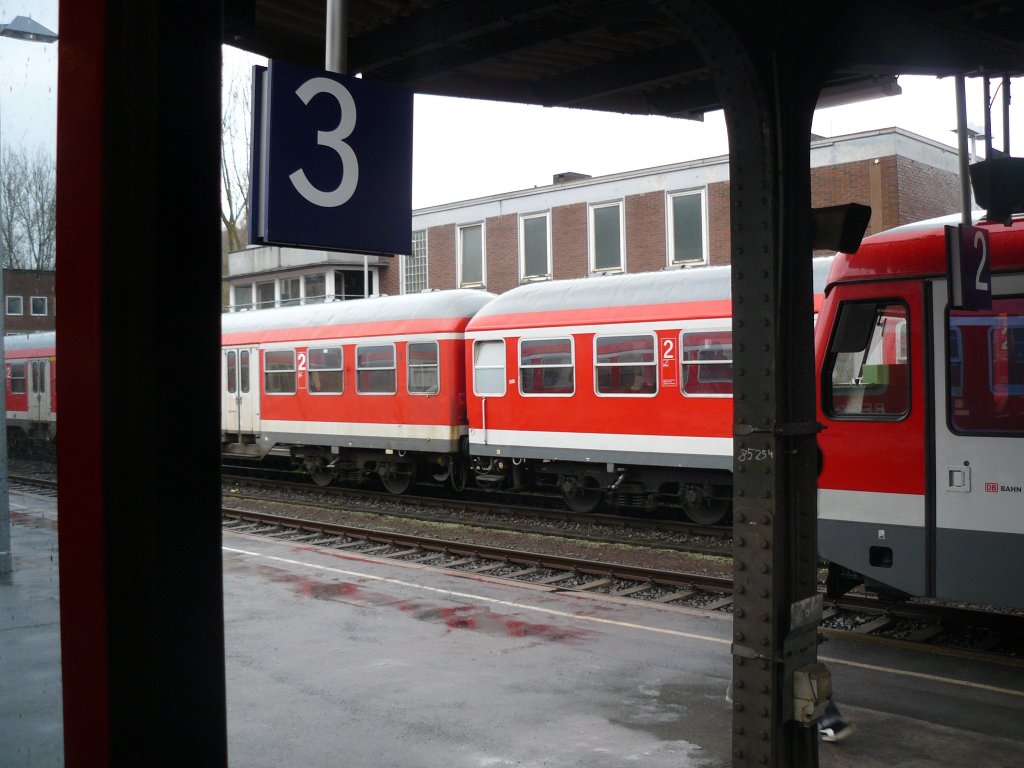 Dies ist eher ein Experiment.
Aus einer Wagentr des RE12(kln-Trier) in Gerolstein.
Ich hoffe das es berhaupt gefllt.