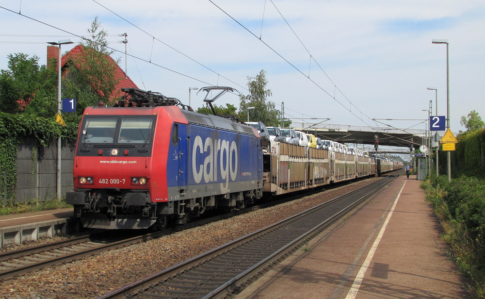 Dies ist keine  Doppel-Null , sondern eine  Dreifach-Null . 482 000-7 fuhr mir am 18.08.2011 mit einem Autozug vor die Nase. Hier sieht man den Zug in Karlsruhe Hagsfeld.