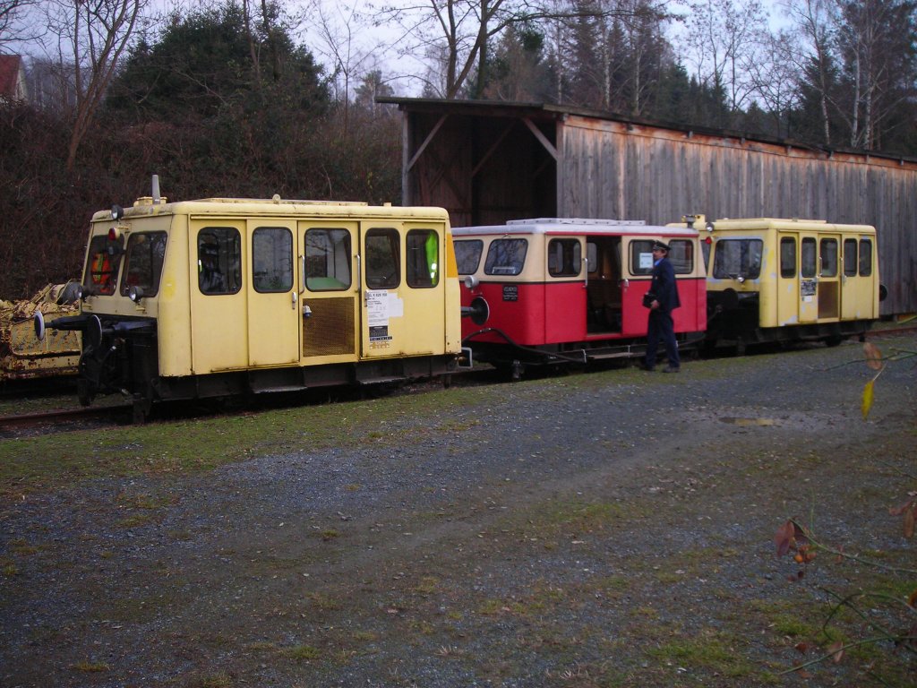 Dies knnte das letzte Bild der Draisinen im Bahnhof Oberschtzen sein denn der Pachtvertrag der FROWOS luft mit Jahresende aus. Die Verhandlungen ber eine Verlngerung des Vertrags laufen zwar doch die Karten fr die FROWOS stehn schlecht. Der Streckeneigentmer Schuch (eigentmer der SRB) will die Strecke verkaufen und das Geld fr die Aufarbeitung der Strecke Gropetersdorf- Rechnitz ntzen. 21.12.09  