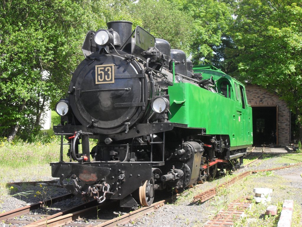 Dies ist die Lok 53 der RSE(Br�ltalbahn).Wolfgang Cl�ssner,der Eigent�mer der Lok,fand sie vor einiger Zeit im Harz,wo sie schon sehr verrostet und runtergekommen war.F�r viel Geld hat er sie optisch aufarbeiten lassen und nun steht sie schon seit �ber 10 Jahren im Museum Asbach im Westerwald.Hier sind die technischen Daten zur Lok 53:Technische Daten:
Bauart:  1'D1' h2t
Hersteller:  Lokomotivfabrik Jung/Jungenthal
Fabriknummer:  10175
Baujahr: 1944
Leergewicht: 40,5 Tonnen
Dienstgewicht: 51 Tonnen
Wasser: 4,6 m�
Kohle: 2,0 Tonnen
L�nge �ber Puffer: 11345 mm
Breite:  2260 mm
H�he �. SO:  3370 mm
H�chstgeschwindigkeit: 50 km/h
max. Kessel�berdruck:  15 bar
Rostfl�che:  2,0 m�