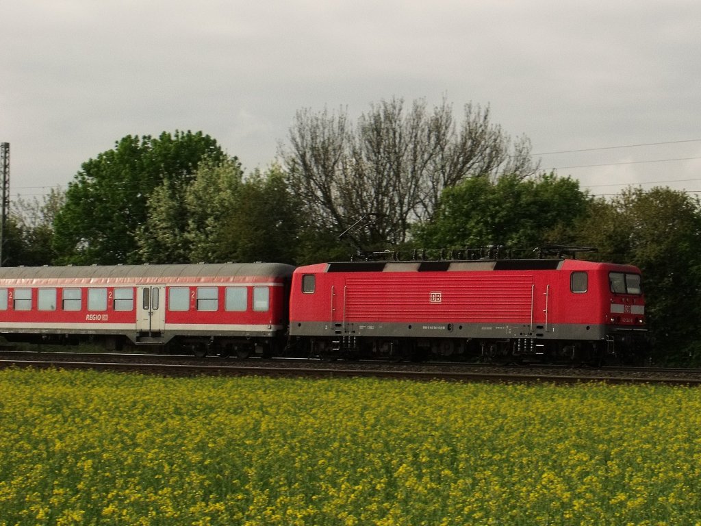 Diese 143 ist mir ihrer Morgentlichen RB am 1.05.2010 in Mangolding unterwegs. 