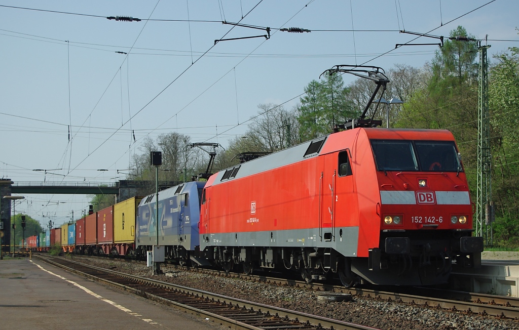 Diese 152er Doppeltraktion htte besser umgekehrt gereiht kommen sollen. 152 142-6 mit 152 138-4 und Containerzug in Fahrtrichtung Norden. Aufgenommen am 21.04.2011 in Eichenberg.