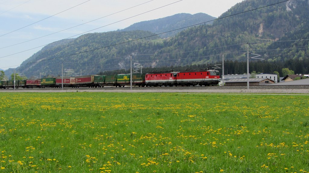 Diese 2 Loks der Baureihe 1144 zogen am 1.5.2012 einen LKW-Zug durchs Inntal. Hier bei Rattenberg-Kramsach.