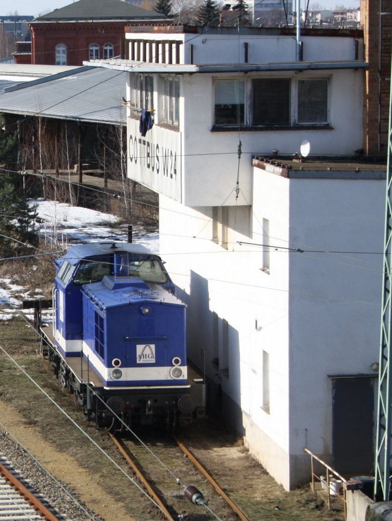 Diese 203 der AHG Industry stand am 25.02.'10 vorm Stellwerk in Cottbus abgestellt