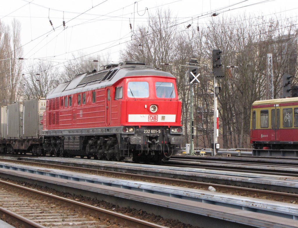 Diese 232 zieht am 24.03.2010 den Kaffezug von Bremerhaven nach Berlin Neuk�ln, hier bei der Durchfahrt in Greifwalder Strasse.