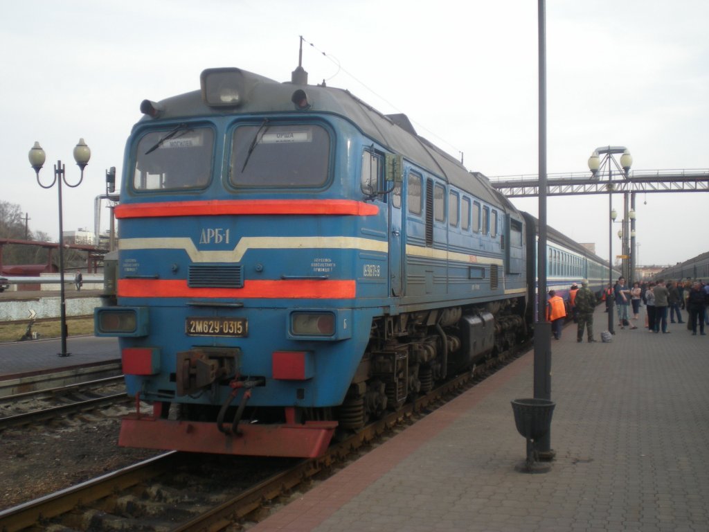 Diese  2M  stand im Bahnhof  Mogilew1  mit einem Nahverkehrszug und wartete auf die Abfahrt nach Orscha. Fotografiert am 04.04.2010 um 14:57 Uhr beim Zwischenhalt auf der Fahrt von Gomel nach Witebsk. 