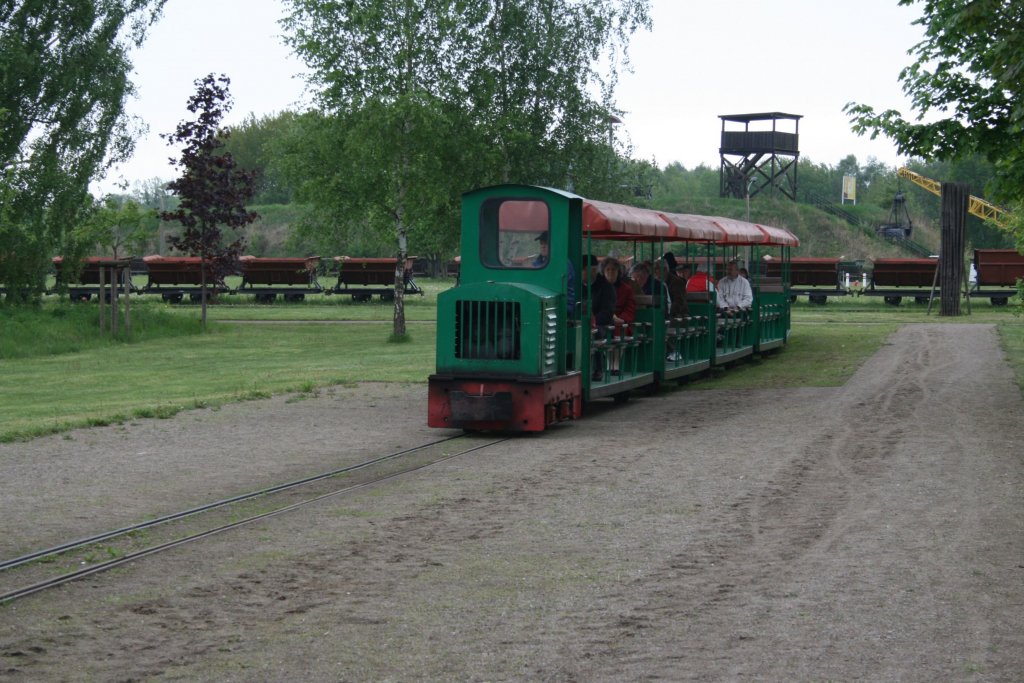 Diese 500mm Feldbahn ldt im Ziegelleipark Mildenberg zu einer informativen und vergnglichen Rundfahrt ein.14.05.2010.