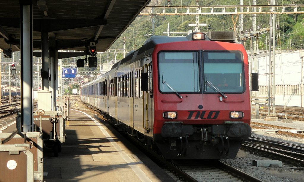 Diese 6-teilige Komposition (inkl. 420-er und Bt) wird am 16.09.11 in Bellinzona als Entlastungs-S-Bahn nach Chiasso aufgestellt. Den Tag verbrachte dieser EW I/II-Pendelzug im Depotgebude.