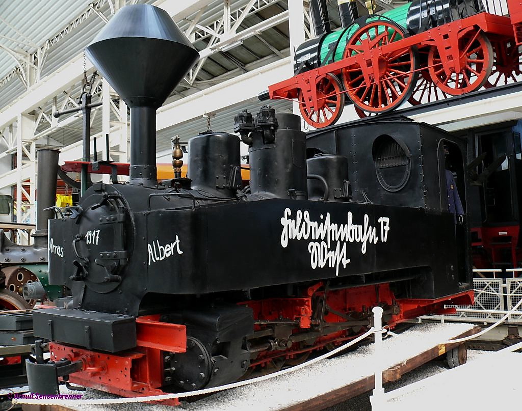 Diese 600mm Brigadelok wurde 1916 von Borsig f�r die deutsche Heeresfeldbahnen gebaut (HFB 634). Nach Ende des 1.Weltkriegs kam sie zur Gr�flich von Arminschen Kleinbahn, besser bekannt als Muskauer Waldeisenbahn. Nachdem diese von der DR �bernommen wurde, trug sie ab 1951 die Nummer 99 3316. Bis 1981 war sie auf den Strecken der Muskauer Waldeisenbahn im Einsatz.

2010-09-23 Speyer-Technikmuseum