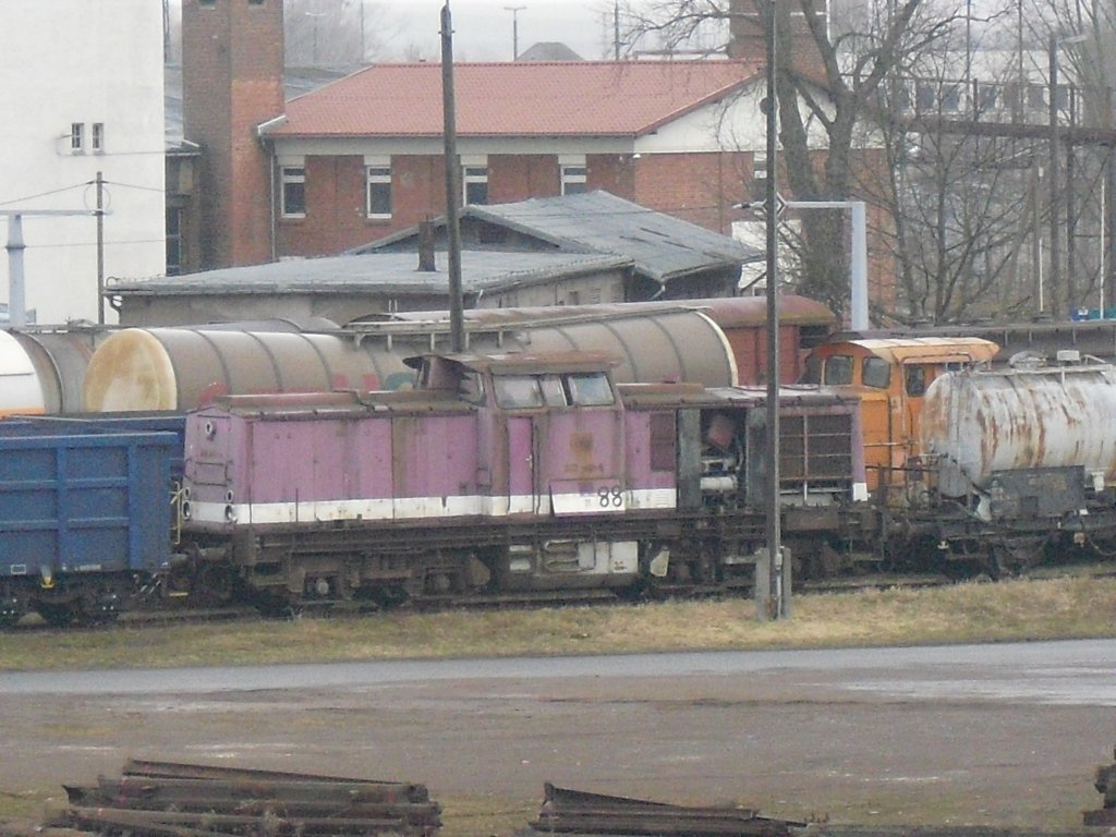 diese abgestellte V 100 konnte man in Nordhausen von der Zeppelinbr�cke aus sehen. Leider konnte ich nicht erkennen um welche es sich handelt. Augenommen am 13.03.10.