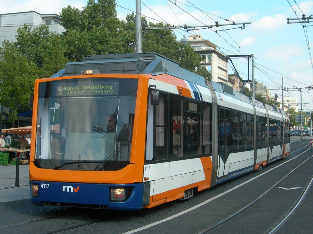 Diese in den aktuellen RNV-Farben lackierte Variobahn kam mir in der Mittagspause am Hauptbahnhof Mannheim vor die Linse. Es drfte momentan die einzige Bahn von diesem Typ sein, die in den neuen Farben unterwegs ist. 14.09.2012 um 12:32 Uhr. 