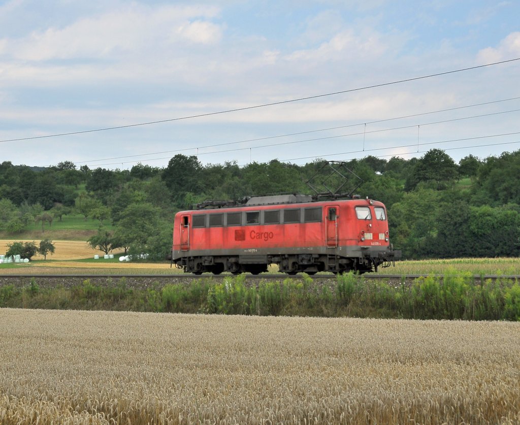 Diese Alte Dame fuhr mir heute Mittag vor die Linse im Filstal.Die Stark verwitterte 140 070 fr EBM Cargo unterwegs.Allerdings muss man sagen das die Lok stattliche 56 Jahre und etliche Millionen von KM Laufleistung auf dem Buckel hat,und da ist so macher Lackschaden zu verzeihen:-)).Dieser Nachschuss gelang mir bei Eberbach an der Fils am 4.8.2013.