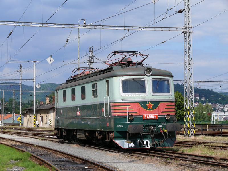 Diese alte E 499 112 (141 012-5) ist (von öffentlichem Gelände aus) am Bw Decin (Tetschen-Bodenbach) zu sehen; 23.06.2010
