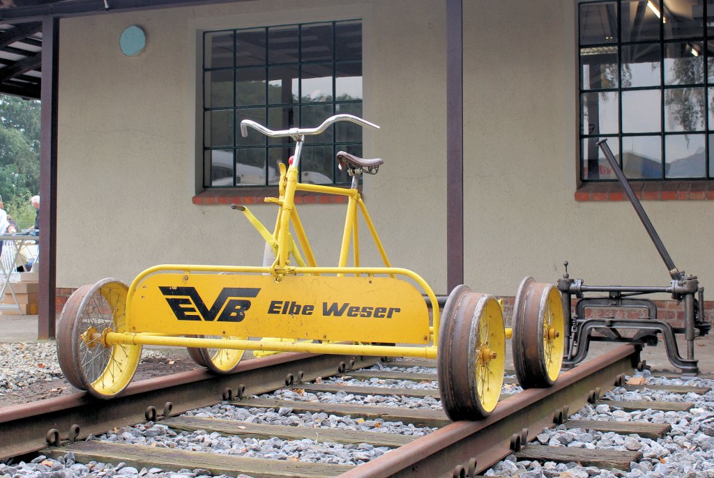 Diese alte Fahrrad - Draisine war mal bei der EVB im Einsatz und konnte am 29. und 30.09.2012 auf den Zevener Bahnhofsfest bestaunt werden.