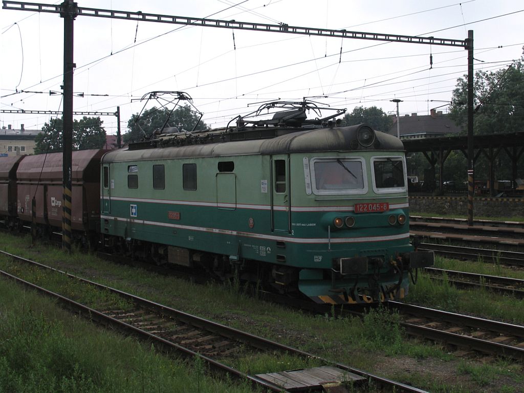 Diese alte Lok ist von meine Zug aus fotografiert. Die 122 045-6 auf Bahnhof Nymburk Hlavn Ndra am 5-8-2011.