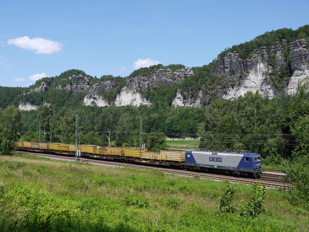 Diese und andere143er, die bisher bei DB Regio im Einsatz waren, ziehen jetzt Gterzge, hier 143 028 (jetzt Lok 118 bei RBH) in der Schsischen Schweiz zwischen Wehlen und Kurort Rathen; 17.06.2011

