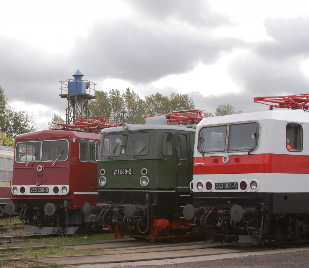 Diese Aufnahme, die am 08.10.2011 im Bahnmuseum Weimar, anllich des dortigen Eisenbahnfestes entstand, htte so, ohne Weiteres, auch Mitte der 80-er Jahre in einem Reichsbahn-Bw gemacht werden knnen! (War damals allerdings verboten!!!)