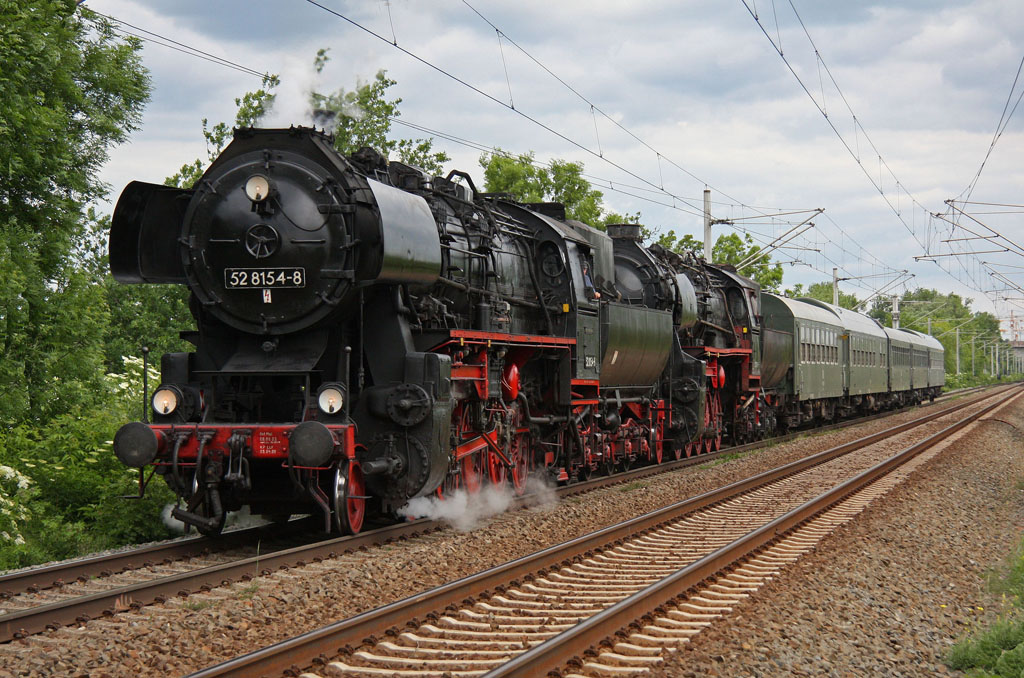 Diese Aufnahme des mit 52 8154-8 und 52 8098-7 bespannten Leerzuges des EMBB Leipzig entstand am 27.05.2011 zwischen Halle/Saale und Merseburg. Leider auch hier wieder ohne Sonne.