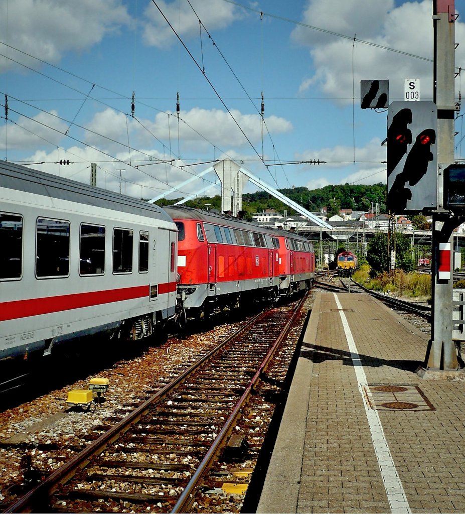 Diese Aufnahme entstand am 29.08.09 in Ulm und zeigt den ausfahrenden IC 2012 aus Oberstdorf im Allgu zur Weiterfahrt nach Hannover. Festgehalten wurden BR 218 456-2 (mit ehemaligem SH Logo) und eine weitere, mir unbekannte Schwesterlok.