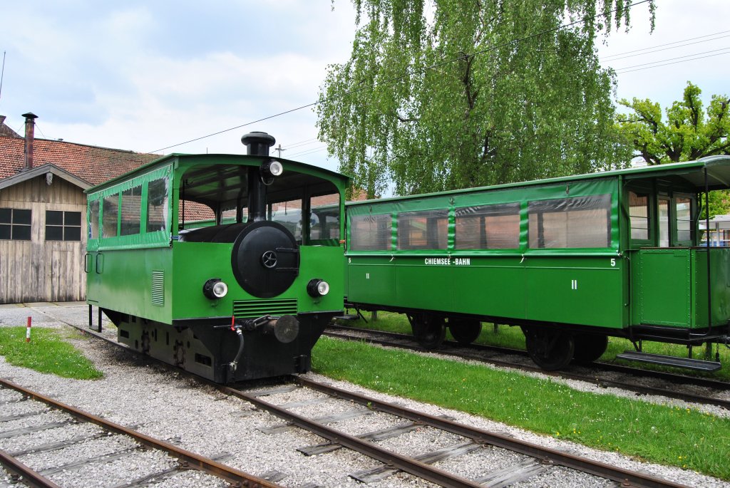 Diese Aufnahme entstand am Nachmittag des 19.05.2010 in Prien - Stock. Lok und Wagen sind vor dem Heizhaus abgestellt.