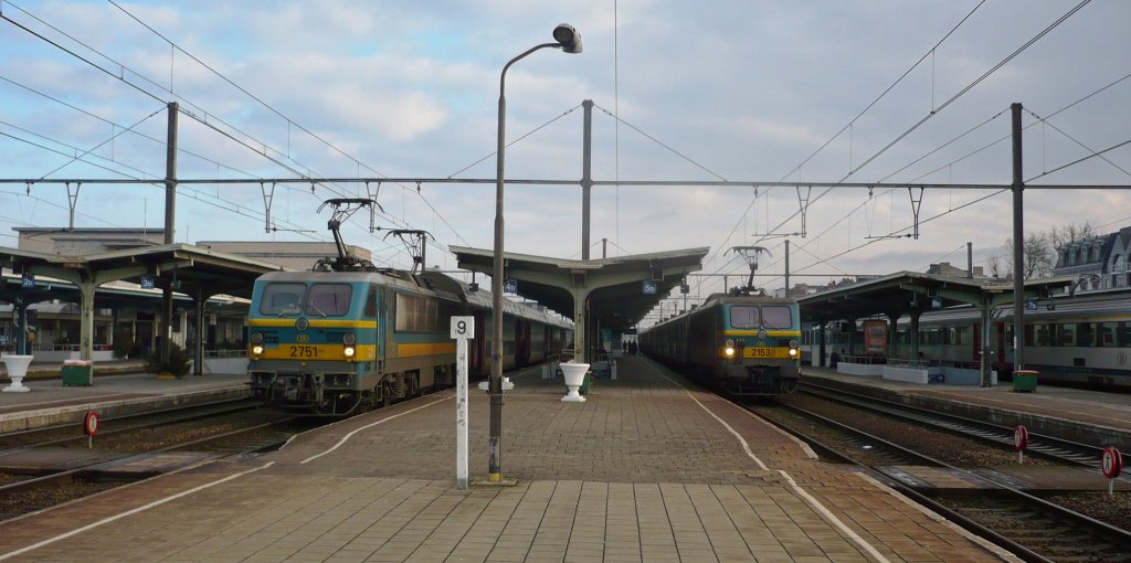 Diese Aufnahme entstand am zweiten Neujahrstag 010 in Kortrijk und zeigt 2 abfahrtbereite Personenzge, jedoch mit zwei unterschiedlichen Zugloks. Trotz unverwechselbarem Aussehen, handelt es sich links um eine BR 27 mit IC in Richtung franzsische Grenze und rechts um eine BR 21 mit IC in Richtung inneres West-Vlaanderen und Nordsee.