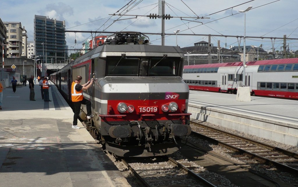 Diese Aufnahme entstand Ende Juli 08 in Luxembourg. Sie zeigt die 15019 der SNCF Baureihe BB 15000. Da sie fr einen  defekten Kollegen  einspringen musste, durfte sie ihren Dienst leisten, den EC  Iris - hauptschlich bestehend aus SBB Wagen - weiter bis nach Basel SNCF zu bringen. Da der Zug aus Bruxelles kam, von einer belgischen BR 20 gezogen wurde, fand nicht nur lediglich hier ein Lok(fhrer)wechsel statt - ab Basel heit es:  Willkommen in der Schweiz et salut la France . Whrend nun der  grere Bruder TGV Lyria  das Recht gehabt htte, endet ab dort pflichtgem die Fahrt fr die 15019.