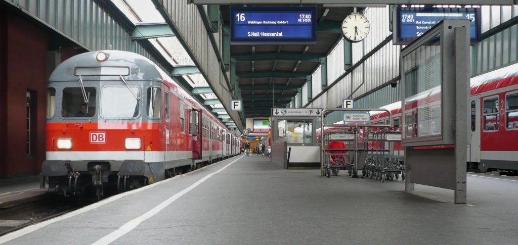 Diese Aufnahme entstand im Jahre 09 in Stuttgart und zeigt einen abfahrtbereiten RE in Fahrtrichtung  Schwbisch.Hall - Hessental.
FG an den Tf!