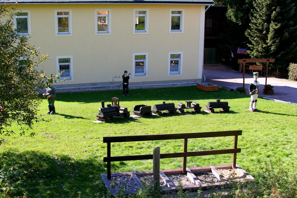 Diese Aufnahme der kleinen  Schwester  der Weieritztalbahn entstand am 09.10.2010 etwas oberhalb des Bahnhofes Seifersdorf und des berhmten Bahnbergang-Fotostandortes, aus einem fahrenden Zug des  Originals !