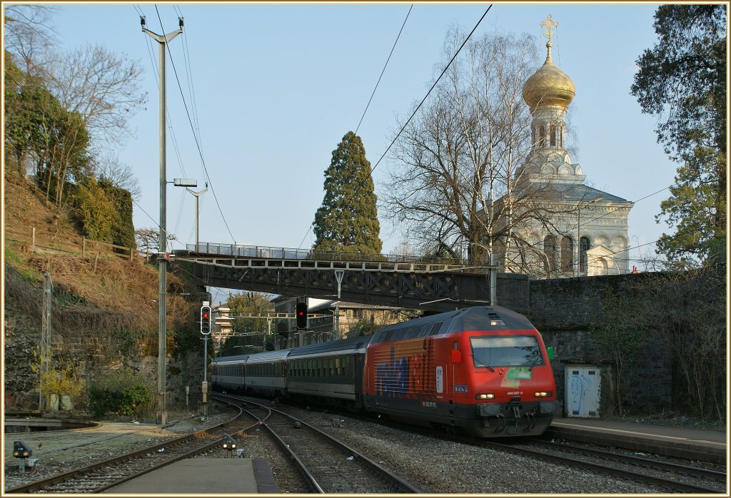 Diese Aufnahme ist nur in der blattlosen Zeit mglich: Die Re 460 087-0 erreicht unterhalb der russichen Kirche den Bahnhof von Vevey.
25. Mrz 2012