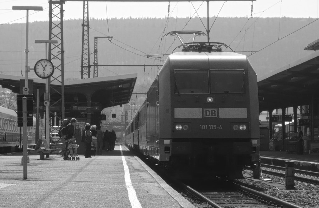 Diese Aufnahme verdeutlicht uns die Einfahrt der 101 115-4 mit dem IC 2101 aus Basel SBB. Schon krzere Zeit spter verlie er den Bf Aalen wieder, um sein Fahrtziel nherzukommen. Nrnberg msste er planmig in 1h und 19 min erreicht haben. Whrend dieser Zug noch gut in Zeit war, hatte der Gegenzug mit seiner Versptung zu kmpfen.