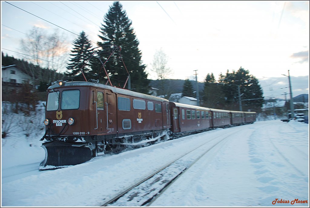 Diese Aufnahme zeigt die 1099 010  tscherbr  mit dem REX 6810  tscherbr  von Mariazell nach St.Plten. Es war schon etwas dmmrig, als der Zug pnktlich in den Bahnhof Kirchberg an der Pielach einfuhr. Das Bild schoss ich am 1. Februar 2010.