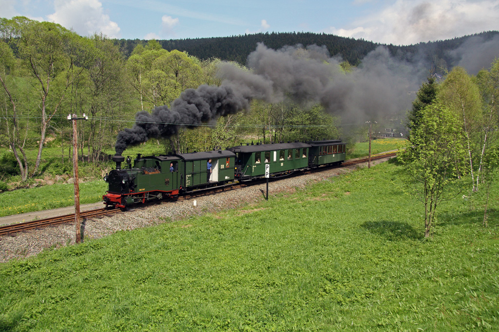 Diese Aufnahme zeigt die I K Nr.54 auf ihrer Fahrt in Richtung Jhstadt kurz hinter der Ausfahrt Schmalzgrube mit dem Packwagen (Pwg) 97-30-06 sowie zwei Reisezugwagen 2.Klasse vom Typ KB4, 970 402 und 970 751.