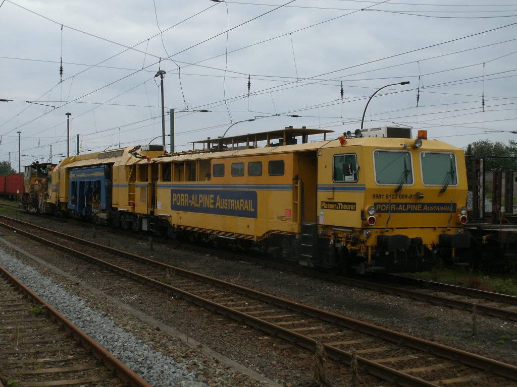 Diese aus sterreich stammende Gleisstopfmaschine UNIMAT 09-32/4S DYNAMIC (Registriernummer 9981 9123 009-8) stand am 21.September 2011 auf dem Bahnhof in Bergen/Rgen.