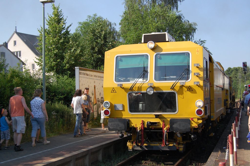 Diese Baumaschine durchfuhr am 10.07.2010 den Bahnhof Marsberg.
