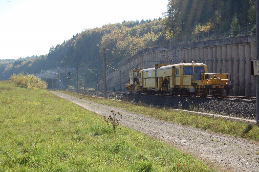 Diese Baumaschine, kurz vor dem Eggetunnel in Willebadessen, 09.10.2010.