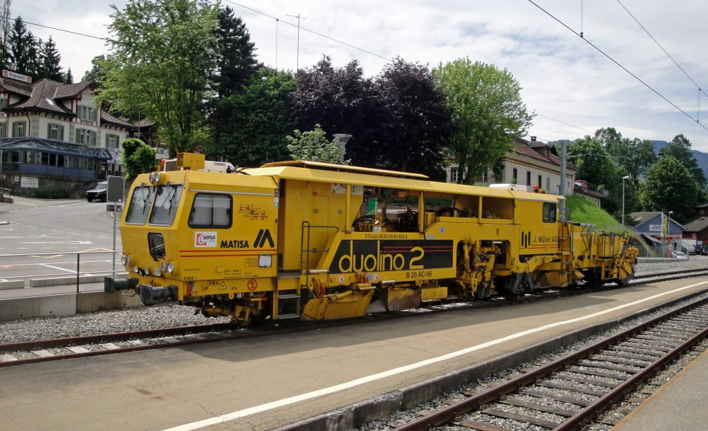 Diese Baumaschine der Sersa-Group mit der Bezeichnung XTmas40 925-6 steht am 10.06.10 abgestellt im Bahnhof Entlebuch.