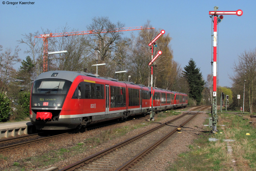 Diese Baureihe hat ab Mitte Juni 2011 auch die Leistungen der BR 218 bernommen: Der VT 642. In Spitzenzeiten kommen hier Langzge (3 Triebwagen) zum Einsatz um den Fahrgastansturm bewltigen zu knnen. Am 29.03.2011 verlsst so ein Trio aus 3x VT 642 als RE 28035 (Neustadt-Karlsruhe) den Bahnhof Kandel.