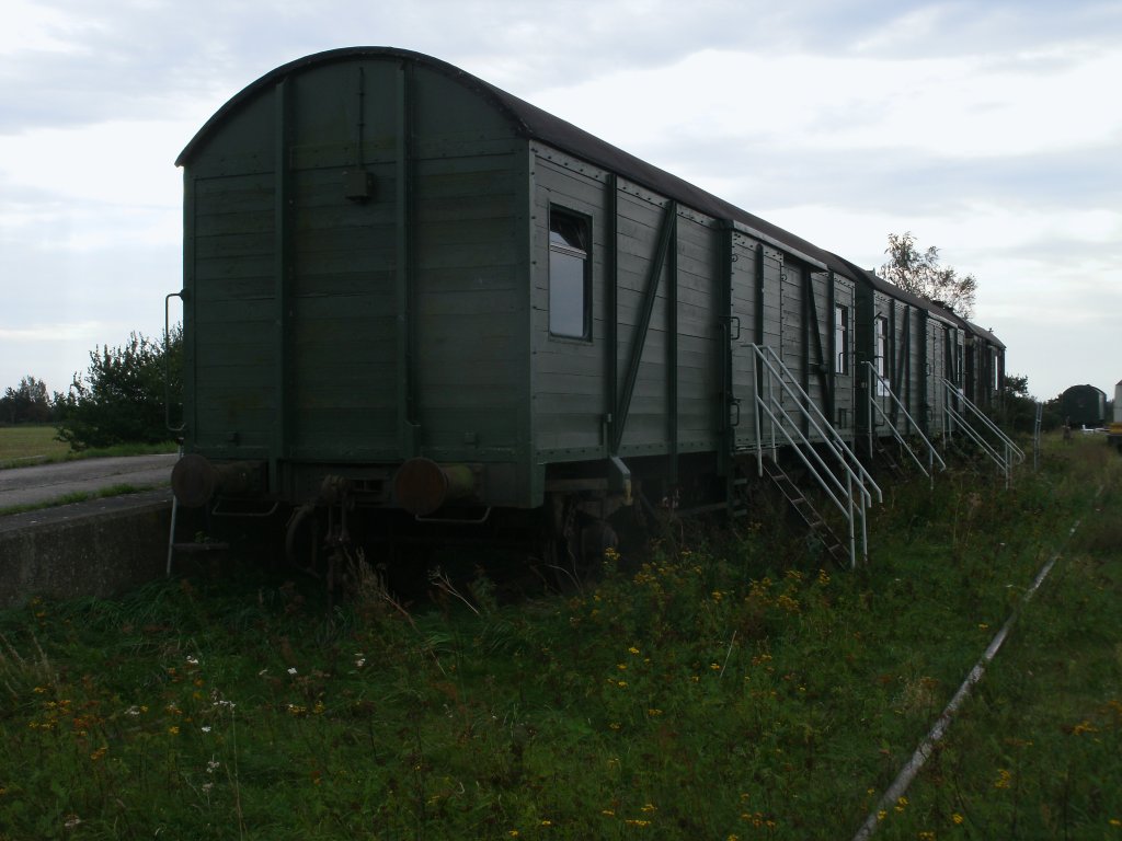 Diese Bauzugwagen dienen auf dem ehmaligen Bahnhof Bresewitz als Theaterbhne.Aufnahme am 17.September 2011.