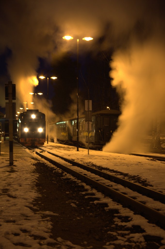 Diese Begegnung  findet meines Wissens nur einmal im Jahr statt. Der Karnevalssonderzug kreuzt um 18:09 Uhr in Moritzburg den Regelpersonenzug nach Radeburg nur , wenn in Radeburg Karnevallsumzug ist.10.02.2013