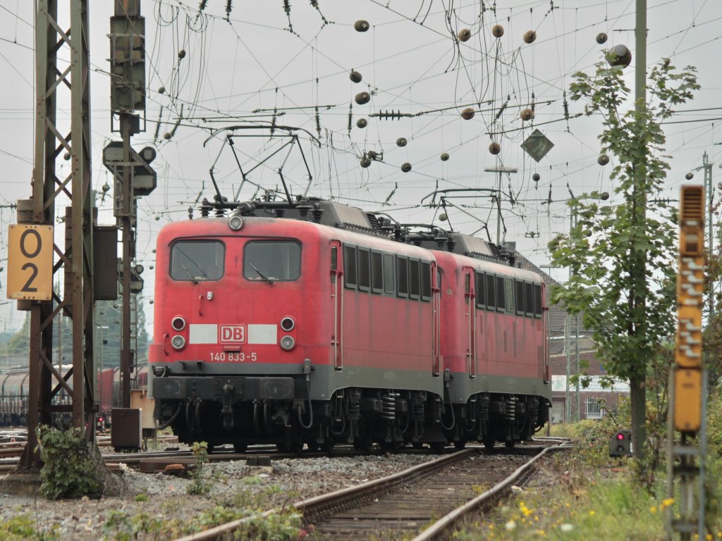 Diese beiden 140er (140 833-5 und 140 861-6) rangieren am 30.08.2011 in Aachen West an einen langen beladenen Kohlenzug, um ihn Richtung Kln zu ziehen.