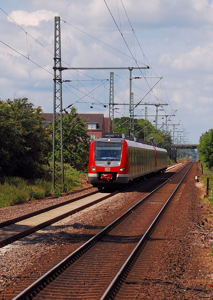 Diese Beiden 422ziger kommen am Sonntag den 10.6.2012 an den Haltepunkt Kaarst-Bttgen heran gefahren.....sie versehen dienst auf den Linie S8/S5 Mnchengladbach/Hagen/Dortmund.