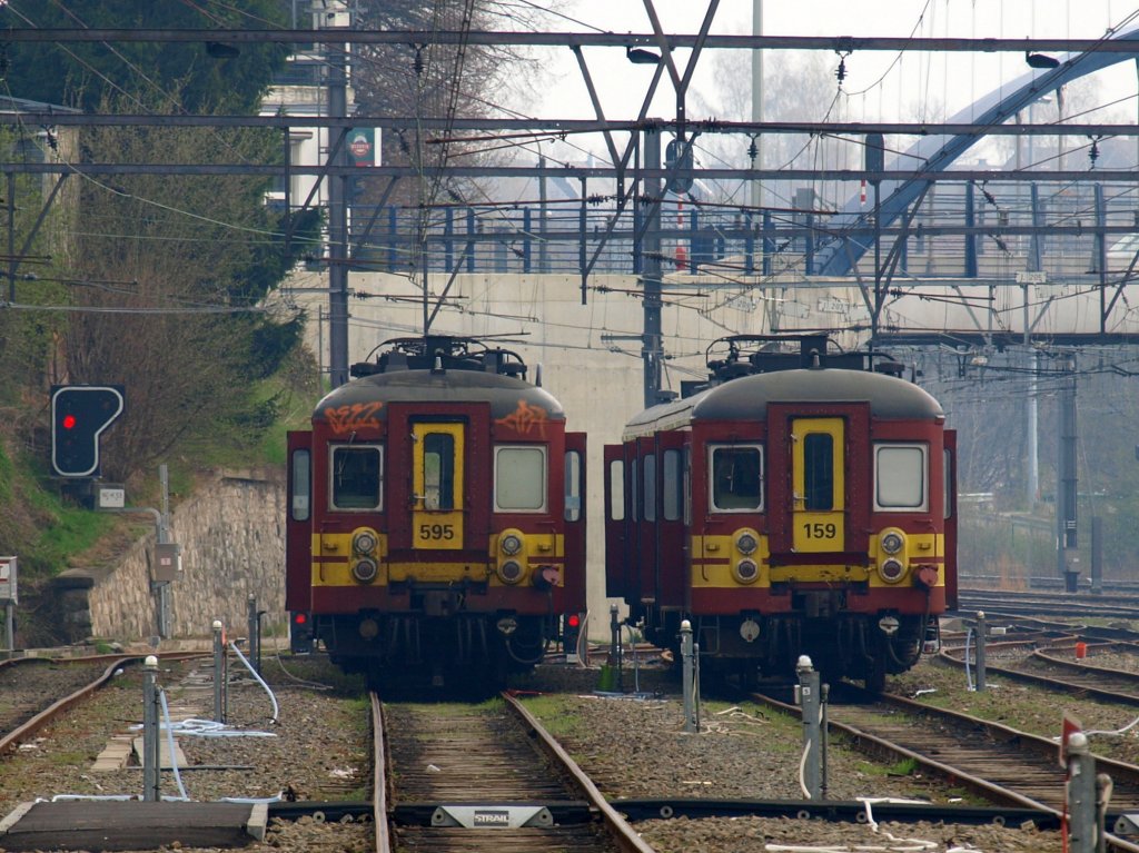 Diese beiden alten Sch�tzchen standen am 12.04.2010 im Bahnhof Welkenraedt um gereinigt zu werden. Diese Triebwagen werden im Grenzverkehr nach Aachen eingesetzt.