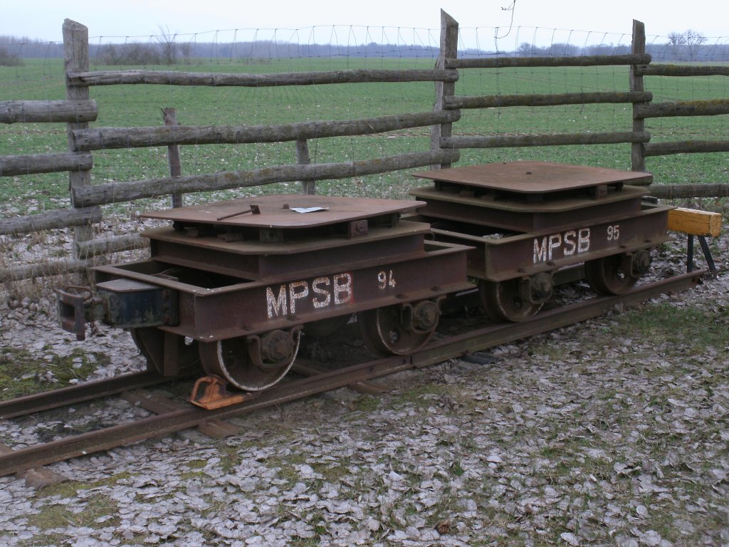 Diese beiden Drehschemelwagen waren bei der MPSB im Einsatz und knnen bei der Museumsbahn in Schwichtenberg besichtigt werden.Aufgenommen am 13.April 2013. 